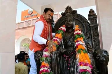 उपमुख्यमंत्री केशव प्रसाद मौर्य कौशाम्बी पहुंच कर राष्ट्रनायक मौर्यवंश के चक्रवर्ती सम्राट अशोक महान की प्रतिमा पर माल्यार्पण किया.
#SamratAshokaJayanti2326
#जय_दादा_सम्राट_अशोक_महान
#सम्राट_ब्रांड