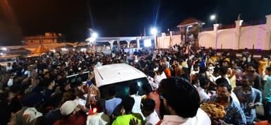 #थावे मंदिर #पहुंच #उदित #नरायरण #माता रानी के #दर्शन किए
और अपने चाहने वाले के साथ #सेल्फी (photo) भी शुट किये@singer