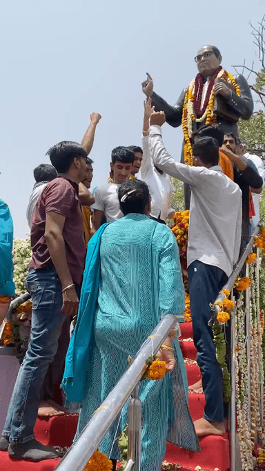 आज #आरएलपी परिवार के सदस्यों के साथ। भारत रत्न डॉक्टर भीमराव आम्बेडकर जी की प्रतिमा पर माल्यार्पण करके बाबा साहब को श्रद्धांजलि अर्पित की !
#TeamRLP