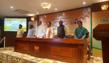 प्रदेश भाजपा कार्यालय, कुशाभाऊ ठाकरे परिसर में कुशाभाऊ ठाकरे जन्म शताब्दी वर्ष कार्यविस्तार योजना की एकदिवसीय कार्यशाला का शुभारंभ "वंदे मातरम" गायन से हुआ।
#भाजपा #BJPCG