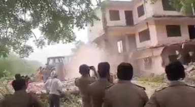 पल्ला, बोड़ाकी, दतावली गांव के #गुर्जरों के घर पर चला #बाबा_का_बुलडोजर वर्षों की मेहनत से बनाए गए आशियानों को पल भर