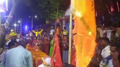 नौबतपुर: #नौबतपुर
नौबतपुर प्रखंड के अभरणचक गाँव मे गाजे बाजे के साथ देवी जी के प्रतिमा को पूरे गाँव मे भ्रमण कराया