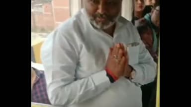 #वाराणसी-#प्रयागराज #रूट पर #दयाशंकर_सिंह ने रोकी #रोडवेज VIDEO: #यात्रियों से बोले- मैं #परिवहन मंत्री#yogiadityanath