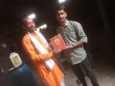 आज के#अज्ञान के माहौल में#ज्ञान का दीपक जलाने हेतु एडवोकेट अर्जुन गुर्जर को सत्यार्थ प्रकाश पुस्तक देकर ज्ञान से प्रकाशित करने का प्रयास किया जा रहा है