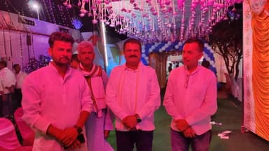 मोहम्मदगंज प्रखण्ड के ग्राम बिहरा में रविंद्र सिंह के पुत्र के तिलक समारोह में शामिल होकर बधाई एवम शुभकामनाएं दी।
#stayblessed
#mohammadganj
#husainabad