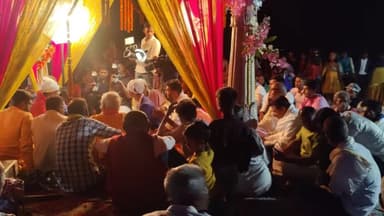 हैदरनगर प्रखंड के बहेरा गांव में संजय सिंह के पुत्र के तिलक समारोह में शामिल होकर बधाई और शुभकामनाएं दी।
#stayblessed
#HaidarNagar
#husainabad