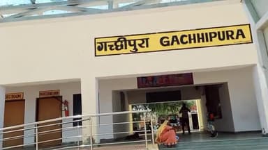 मेड़ता: #डेगाना जंक्शन के समीप गच्छीपुरा रेलवे स्टेशन पर लंबे समय से ब्रिज की कमी खल रही है। साथ ही बदहाली पर बहा रहा है आंसू।