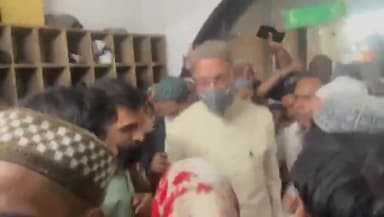 बैरिस्टर असदुद्दीन ओवैसी ने कल रात जहांगीरपुरी में अंसार के घरवालों से बात की।
#AIMIM #AsaduddinOwaisi #Jahangirpuri
#Bulldozer
#StopBulldozingMuslimHouses