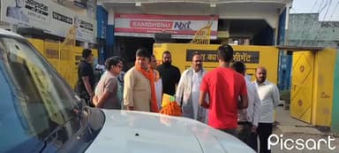 आज #खमरिया_नगर में भदोही के सांसद आदरणीय श्री डॉ रमेश_चंद_बिन्द जी नगर की  होनहार बिटिया नम्रता मौर्य जो कि रेलवे के लापरवाही से अब हम सब के बीच में नहीं है,इस दुःख की घड़ी में आदरणीय सांसद जी बिटिया के घर पहुंचकर हर संभव मदद का भरोसा दिए।