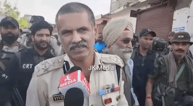 आज घाटी में दो आतंकवादियों को सैनिकों ने ढेर किया मुठभेड़ में 6 जवान ज़ख़्मी तथा एक जवान शहीद हो गया है उस हीरो को सलाम है #commando @commandosurender