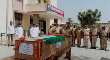 #SaluteToOurHeroes
थाना कोतवाली फ़तेहपुर के ईमानदार पुलिस हेड कांस्टेबल #सुरेंद्र जी की डयूटी के समय सड़क दुर्घटना 😢