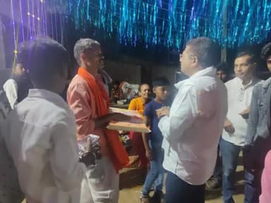 हैदरनगर प्रखण्ड अन्तर्गत ग्राम पंचायत बभंडी में विनोद चंद्रवंशी जी तथा बरडीहा में वीरेंद्र सिंह जी के पुत्री के शादी समारोह में शामिल होकर बधाई एवं शुभकामनाएं दिया।
#StayBlessed
#HaidarNagar
#mohammadganj