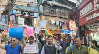 शिमला शहरी: शिमला शहर में पानी की किल्लत को लेकर युवा कांग्रेस का हल्ला बोल।
#HimachalCongress
#shimla
#protest
