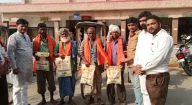 #विश्व_श्रमिक_दिवस पर रिक्शा चालकों को भाजपा किसान मोर्चा के कार्यकर्ताओं के साथ अंगवस्त्र,खाद्य पैकेट देकर सम्मान किया