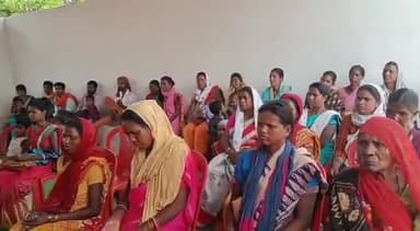 ब्लॉक शंकरगढ़ में #उज्जवला योजना के 6 साल पूर्ण होने पर क्षेत्र की जिला पंचायत सदस्य #श्रीमती_विजेता_तिर्की जी ने उज्वला दिवस 2022 का उत्सव मनाते हुए साथ ही सभी माता बहनों को उज्जवला योजना के तहत गैस चूल्हा वितरण किया गया🙏🙏