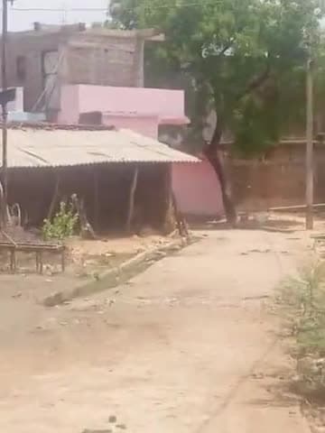 सावधानी बरतनी है जरूरी भीषण गर्मी के कारण ग्रामीण सड़क में देखने को मिल रहा यह नजारा आखिर कहा गए इन सड़कों के लोग#2022मे