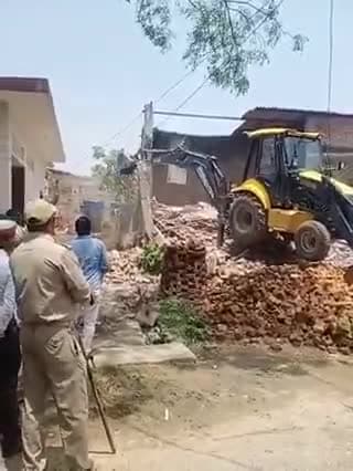 #एंटी भूमाफिया कानून के तहत बड़ी कार्यवाही #संतकबीरनगर- पूर्व BSP विधायक मो0 ताबिश खान के खिलाफ चला बुलडोजर........... सत्ता में रहने के दौरान गड़ही की जमीन पूर्व विधायक ने किया था अवैध कब्जा............वर्षों से चल रही थी राइस मिल, शिकायत क