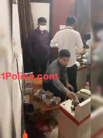 ED की रेड:झारखंड की IAS पूजा सिंघल के CA के घर 20 करोड़ कैश मिले, गिनने के लिए मशीनें लाई गईं
#jharkand #hemantsoren #bjp