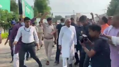 #नितिश कुमार :-पार्टी के वरिष्ठ कार्यकर्ता से मिलने एवं संगठन मजबूत बनाने बिहार की प्रगति हेतु विभिन्न मुद्बो पर चर्चा ।