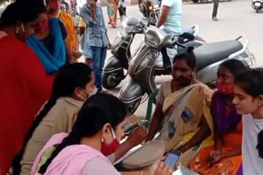 పెనమలూరు: దిశా యాప్పై మహిళలకు అవగాహన కల్పించిన పోలీసులు