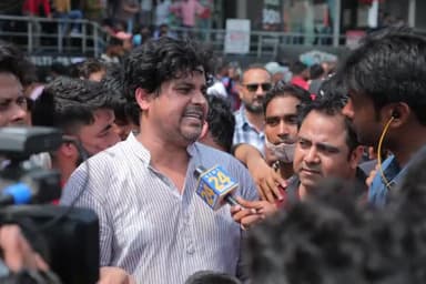 मेरे हिंदोस्तान से मेरी निस्बत कैसे तोड़ोगे
छत तोड़ोगे लेकिन मेरी हिम्मत कैसे तोड़ोगे ?
#imranpratapgarhi
#shaheenbagh