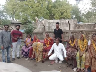 पता नहीं क्या जादू है माँ के पैरों में ।।
 जितना झुकता हूँ , उतना ही ऊपर जाता हूँ !!
#HappyMother'sday
मदर्स डे पर माताओं का आशीर्वाद मिला l