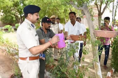 #प्रेरणा
बाड़मेर एसपी ने ग्रीनमैन नरपतसिंह की प्रेरणा से बाड़मेर के हर पुलिस थाने में परिंडे लगाएं जाएंगे
बाड़मेर पुलिस लाइन में
परिंदों के परिंडा कार्यक्रम में बाड़मेर पुलिस अधीक्षक श्री दीपक भ