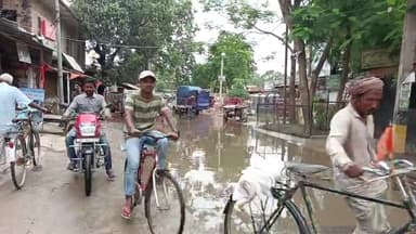 आज़मनगर: #सालमारी थाना क्षेत्र के अंतर्गत सालमारी स्वास्थ्य केंद्र के आगे जल जमा होने से छात्र छात्राओं को हो रही @है परेशानी