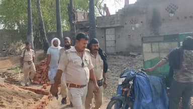 #दरवाजे पर सुअर बांध रास्ते को किया अवरुद्ध, विरोध करने पर फोड़ा सिर