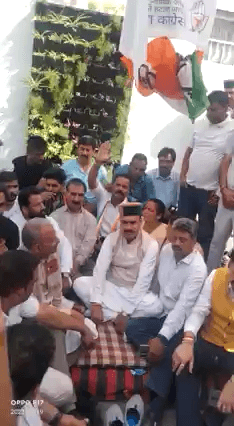 सुखविंदर सिंह सुखु और इन्द्रदत्त लखनपाल जी, ने हमीरपुर में युवा कांग्रेस में की क्रमिक भूख हड़ताल में शामिल हो कर समर्थन दिया
#पेपर_चोर_गद्दी_छोड़
#DGP_पर_कार्रवायी_करो
