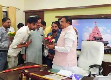 भौपाल पहुचकर दी जन्मदिन की बधाइयाँ
मान्यवर भैया श्री #भूपेन्द्र सिंह जी
केबिनेट मंत्री को जन्मदिन की हार्दिक बधाई एवं शुभकामनाएं दी भौपाल पहुचकर
