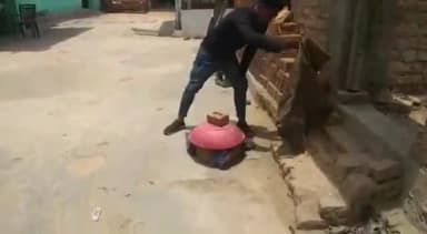 आरंग: जहरीले सांप का खतरनाक #VIDEO  जूता पहनने के लिए पांव डाल ही रहा था शख्स, अचानक फन फैलाकर निकल गया #कोबरा  देखिए फिर
