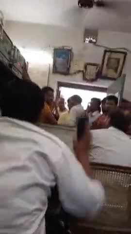 आरा: स्टेसन मास्टर और पब्लिक के बीच जम कर नोक जोख, ग़ुस्साए भीड ने मैनेजर को पिटा #ara_news #sandesh#arajila@news24official