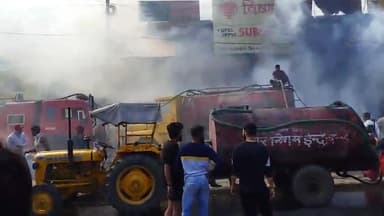 विष्णुपुरी Ibus Stop के सामने लगी आग, चार घंटे तक जलती रही B3 बुक शॉप, #indorenew 452001 @indoreshehar