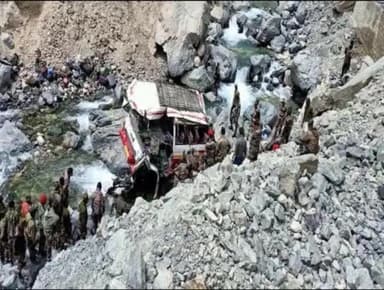 लद्दाख में बड़ा सड़क हादसा, 26 #जवानों को ले जा रहा सेना का वाहन श्योक नदी में गिरा 7 की मौत#लद्दाख में🇮🇳😭#saurav🙏