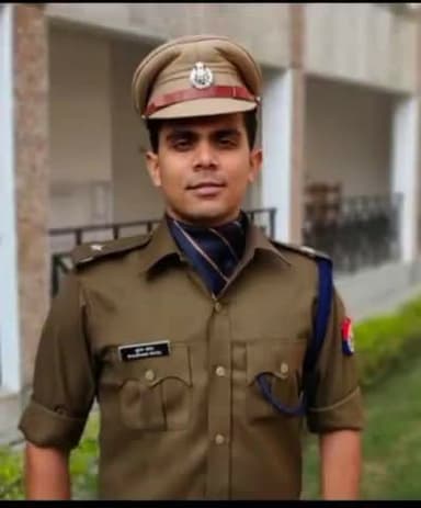 *29 मई 2022*
*हमीरपुर पुलिस #अधीक्षक #कमलेश_दीक्षित का मैनपुरी मे हुआ #स्थानांतरण,
अलीगढ़ से आये #शुभम_पटेल 【हमीरपुर】 जिला के होंगे नए (अधीक्षक),💐 स्वागतम💐 स्वागतम,💐