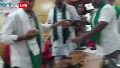 बेंगलुरु में प्रेस कॉन्फ्रेंस कर रहे राकेश टिकैत पर 🙏👇#sauravkumar