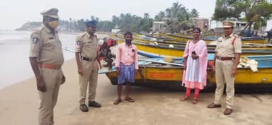 అచ్యుతాపురం: సముద్రంలో చేపల వేట నిషేధం ఉన్న సమయంలో వేటకు వెళ్లిన పూడిమడక మత్యకారులకు జరిమానా విధించిన మత్యశాఖాధికారులు