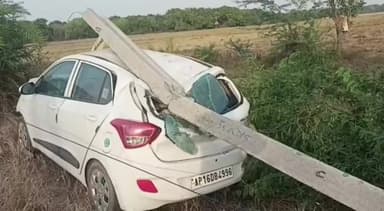 వత్సవాయి: చిట్యాల - లింగాల రహదారిపై విద్యుత్ స్తంభాన్ని ఢీకొన్న కారు.. నేలకొరిగిన స్తంభం