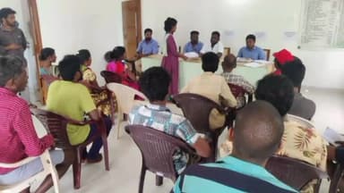 గూడెం కొత్త వీధి: దామనపల్లి పంచాయతీ సచివాలయంలో అమ్మ ఒడికి సంబంధించి గ్రీవిన్స్ కార్యక్రమంలో పాల్గొన్న సర్పంచ్ రామకృష్ణ,వెలిఫెర్ అసిస్టెంట్