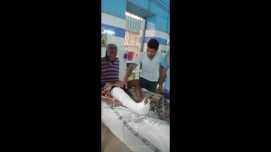 గూడెం కొత్త వీధి: రోడ్డు ప్రమాదంలో గాయపడి కేజీహెచ్లో చికిత్స పొందుతున్న క్షతగాత్రులను పరామర్శించిన రింతాడ ఉప సర్పంచ్ మడపల.సోమేశ్ కుమార్