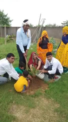 नीर बचाएं, वृक्ष लगाएं,
आओ पर्यावरण बचाएं..🌱🌱
Happy World Environment Day🌳
#enviroment_day
#save_tree #saveearth
🌱