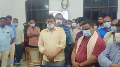 నూజివీడు: రైతు బజార్ రోడ్డులో వ్యాపారులకు ట్రాఫిక్ నియంత్రణ, పరిశుభ్రతపై అవగాహన కార్యక్రమం నిర్వహించిన RDO