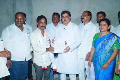 అచ్యుతాపురం: జనసేన కేంద్ర కార్యాలయంలో నాదేండ్ల మనోహర్ సమక్షంలో పార్టీలోకి చేరిన పూడిమడకకు చెందిన వైసీపీ నేత
