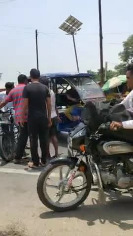 कैसरगंज: कैसरगंज,देवलखा चौराहा पर ,bike aur ई रिक्शा में टक्कर.
#newstoday #zeenews #kaiserganjnews #uttarpradeshnews