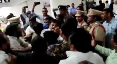 అచ్యుతాపురం: బ్రాండిక్స్లో వైసీపీ నేతలు, యాజమాన్యాలకు మధ్య రహస్య ఒప్పందాలు జరుగుతున్నాయి.. తెదేపా నాయకుల ఆరోపణ
