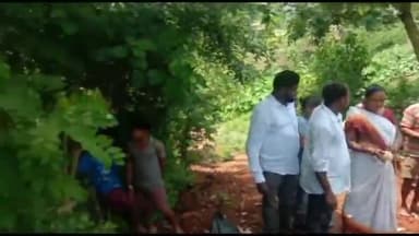 గూడెం కొత్త వీధి: వసువాడ గ్రామంలో సీసీ రోడ్డు పనులకు శంకుస్థాపన సర్పంచ్ నాగులమ్మ, వైస్ MPP ఆనంద్