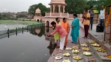 कुड़िया घाट चौक पर #गोमती महा आरती का आयोजन किया गया उसका लाइव प्रसारण