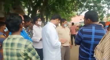 నూజివీడు: నూజివీడు రైతు బజార్ ప్రాంతాన్ని పర్యవేక్షించిన మున్సిపల్ వైస్ చైర్మన్ పగడాల సత్యనారాయణ