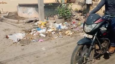 నూజివీడు: పట్టణంలోని ముస్లిమ్స్ బజార్లో మున్సిపల్ అధికారుల పర్యవేక్షణాలోపంతో అస్తవ్యస్త పారిశుద్ధ్యం